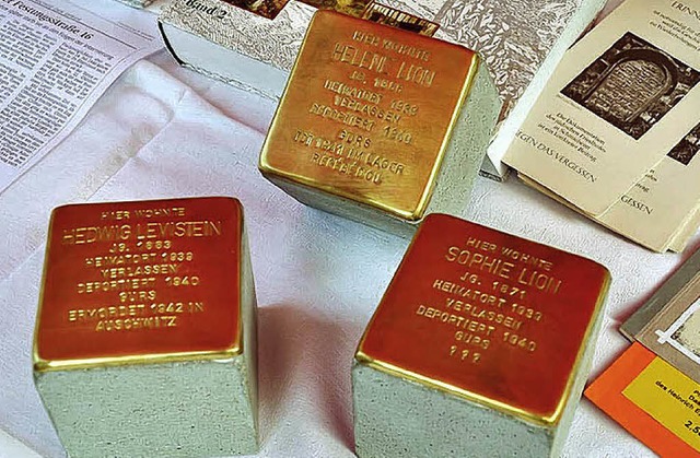 Die drei Stolpersteine, die (noch)  ni...rden, gab es beim Stadtfest zu sehen.   | Foto: S. Merkle