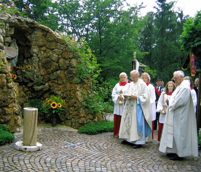 An der Lourdes-Grotte feierte die Fest...ergrund die Fahnentrger der Vereine.   | Foto: Otto Selb