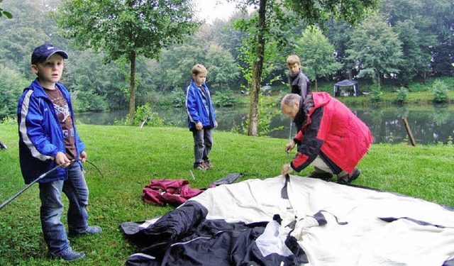 Der Aufbau der Zelte fr die &#8222;Aa...r Regen einsetzte, standen die Zelte.   | Foto: kati wortelkamp