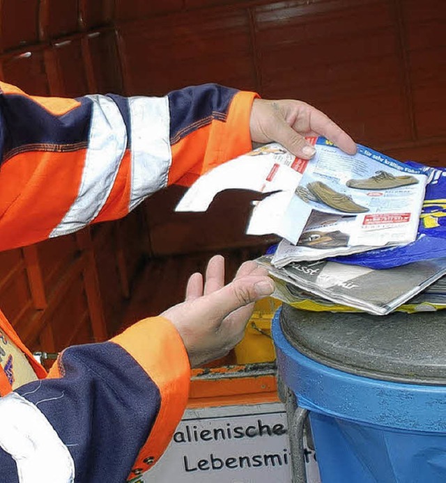 Ausgeschnittene Adressen im  Hausmll machen die Suche nach dem Urheber schwer.  | Foto: Jannik Schall