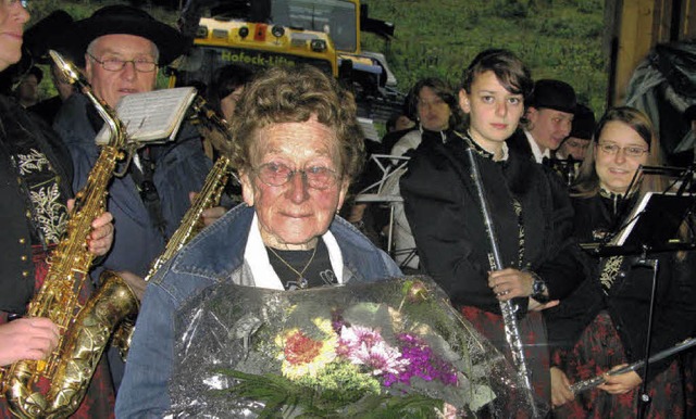 Mit einem Stndchen berraschte der Mu...l Anna Maier an ihrem 90. Geburtstag.   | Foto: Ulrike Spiegelhalter