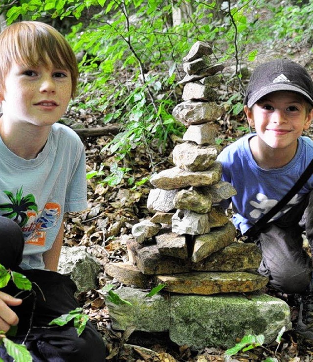 Felix Tritschler (rechts) und  Elias Rsch mit ihrem Naturkunstwerk  | Foto: BZ