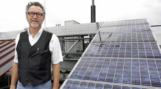 Elmar Bollin und die Energieinsel der Hochschule Offenburg  | Foto: Peter Heck