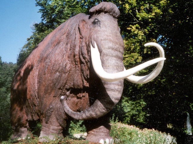 Die Skulptur eines eingesunkenen Mammu...kunde- und Mammutmuseums in Siegsdorf   | Foto: dpa