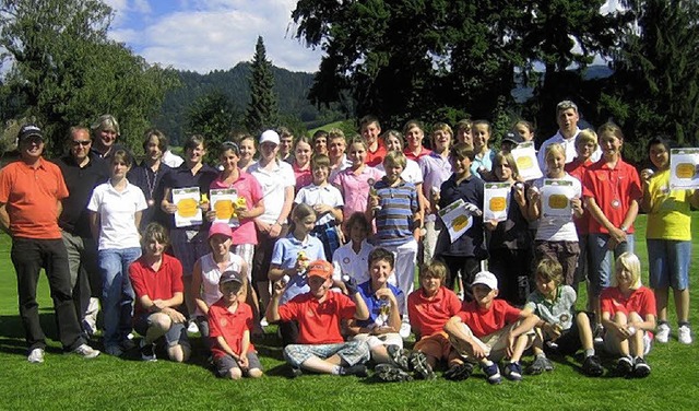 Die Teilnehmer mit Golflehrer und Jugendwart.   | Foto: beate wehrle