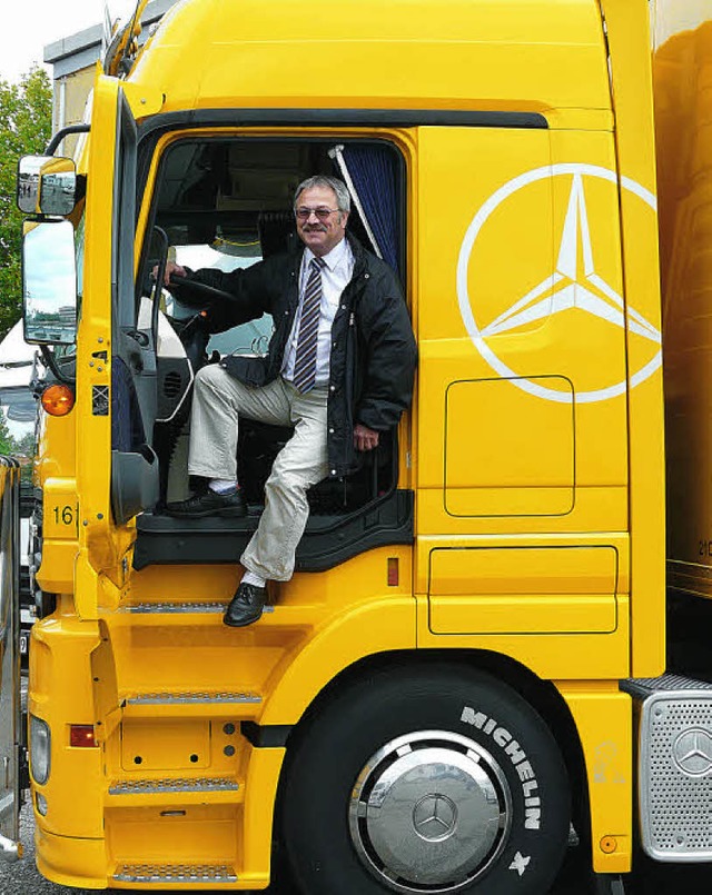 Der Vorsitzende der Verkehrswacht, Kurt Reith, am Steuer eines Lastwagens   | Foto: Reiner Beschorner