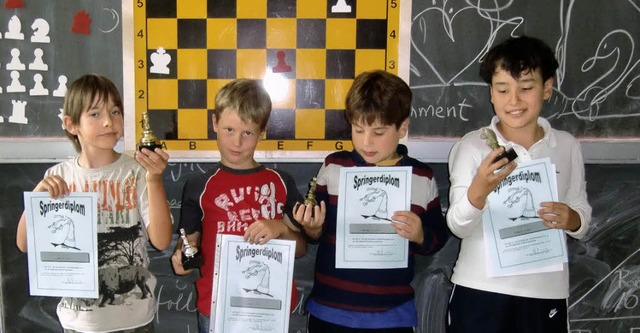 Die Schnauer Schach-Lehrlinge Cedric ...go Gromer, Pablo Gromer (von links).    | Foto: Privat
