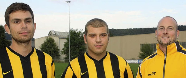 Zwei von vier Neuzugngen beim SV Lutt...it Trainer Mattias Eckert (von links)   | Foto: Jrn Kerckhoff