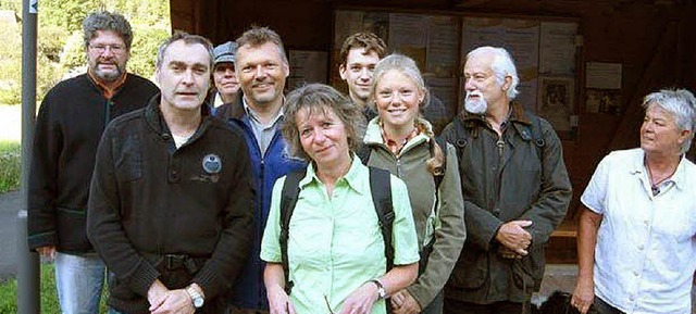 Eine kleine Gruppe begleitete Walter K...it blauer Jacke) auf seiner Wanderung.  | Foto: Privat