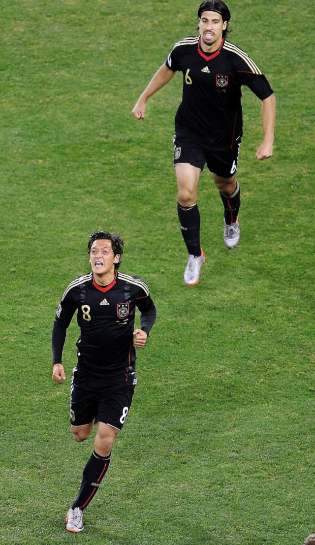 Eben noch bei der WM in einem Team, je...: Mesut zil und Sami Khedira (oben).   | Foto: dpa