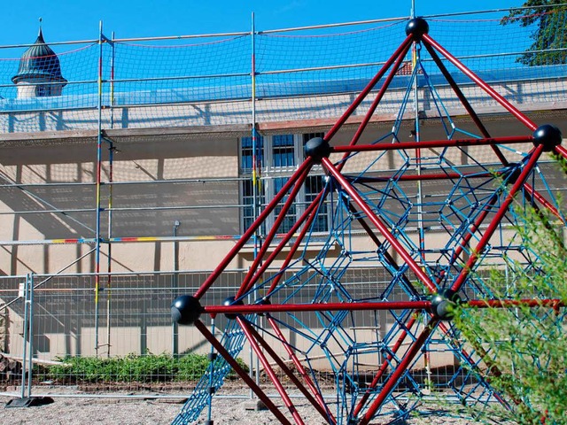 Eine von 25 stdtischen Baustellen: De...ergymnasiums erhlt  ein  neues Dach.   | Foto: GES