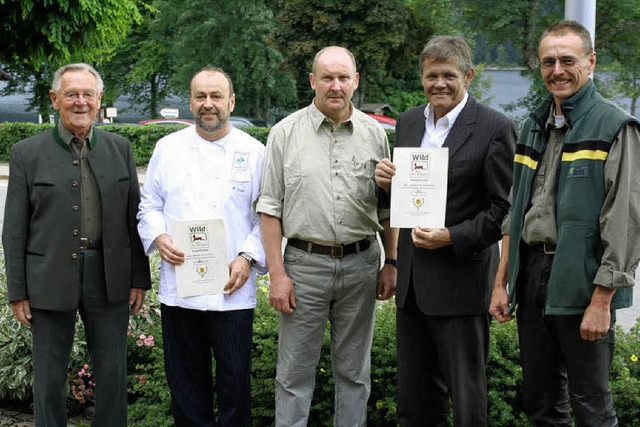 Der Landesjagdverband zeichnete  Schlu... in Aha und Revierleiter  Hubert Kapp.  | Foto: Roswitha Klaiber