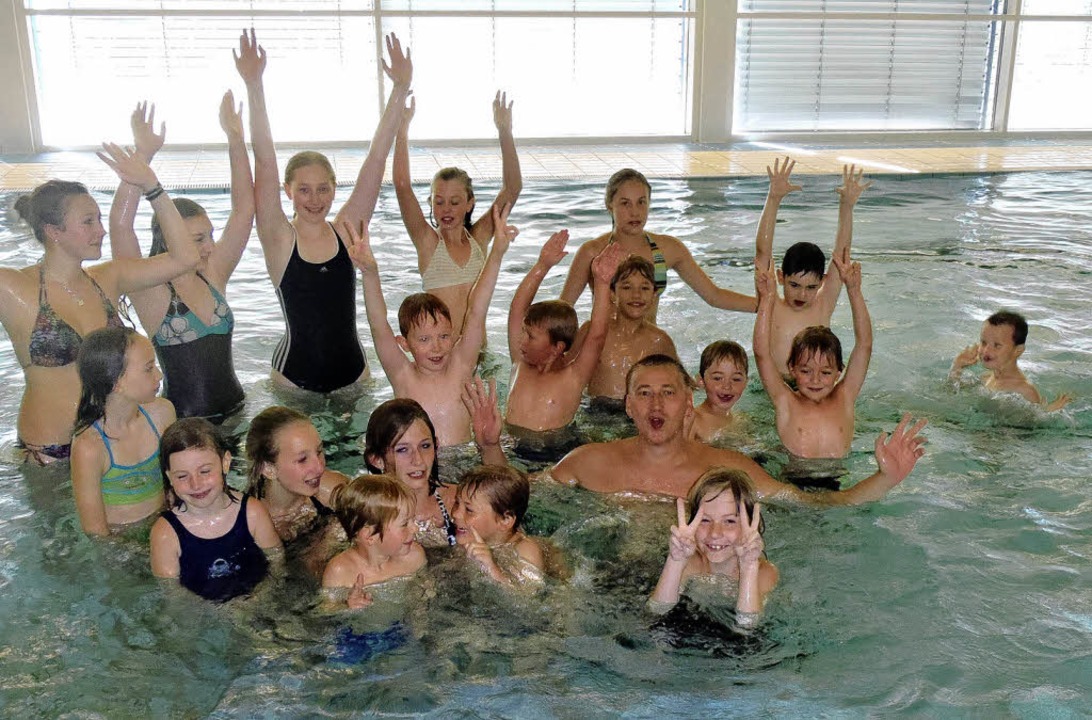Sieben Betreuer der DLRG-Gruppe Stühli...Sommerferien  richtig schwimmen bei.    | Foto: Dietmar Noeske