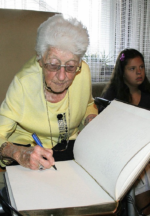 Erika Succolowsky feierte im Kreis ihr... Goldene Buch der Gemeinde March ein.   | Foto: michael saurer