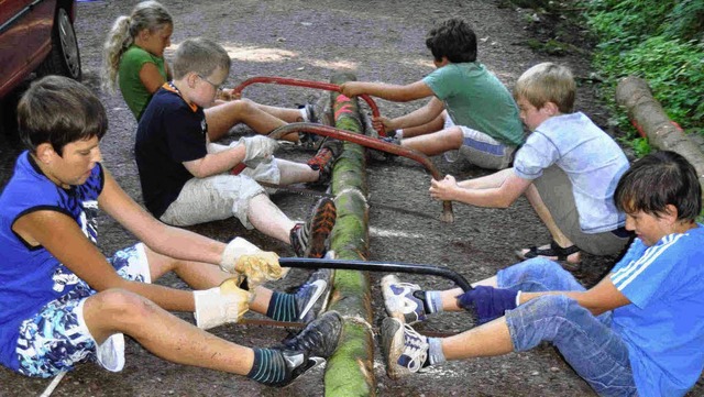 Fleiig an der Sge: Die Kinder zertei...e in den Barfupfad eingebaut wurden.   | Foto: ZVG