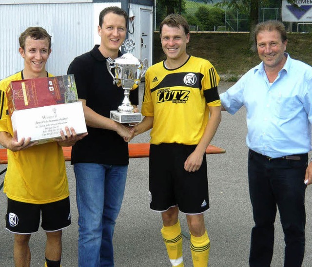 Martin Vollmer (Zweiter von links) und...euenburger Spielern  den Wanderpokal.   | Foto: privat