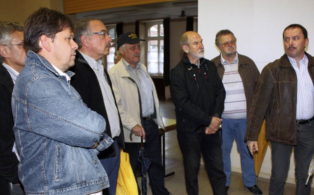Klaus Wetzel (rechts) erklrt die Plne zum neuen Brgerhaus.  | Foto: Fabry