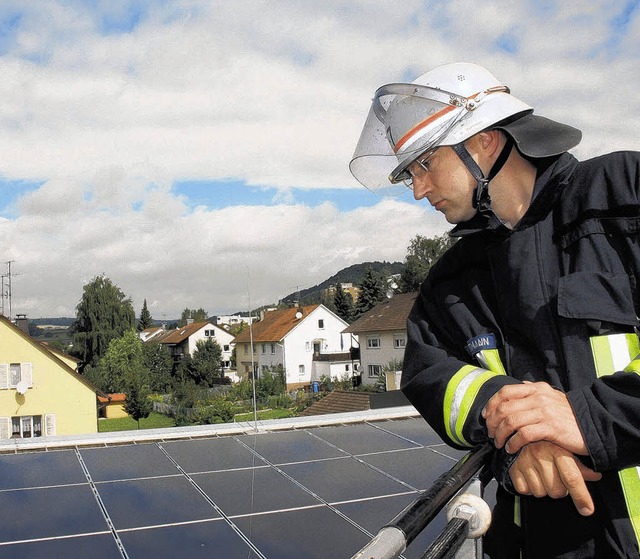 Der kritische Blick auf Solardcher gehrt fr die Feuerwehren zur Ausbildung.   | Foto: BZ