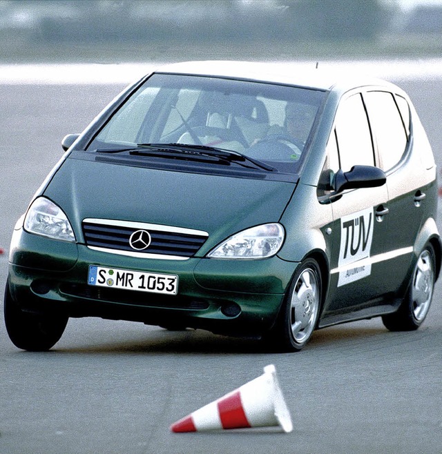ESP sei Dank:  Das Stabilittsprogramm...des-A-Klasse 1997 wieder in die Spur.   | Foto: Daimler AG