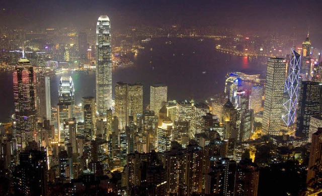 Schlaflos in  Hongkong: die  asiatische Metropole bei Nacht  | Foto: Andrej MohaR (3)/dpa
