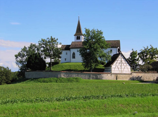 Die Bergkirche aus dem Jahr 1095 steht gelassen ber all den Grenzverwirrungen.   | Foto: Kistler