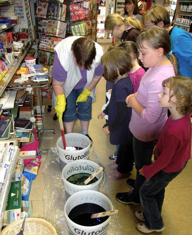 Diese Kinder, die am Mllheimer Ferien...h ihre T-Shirts mit der Batiktechnik.   | Foto: Bsch