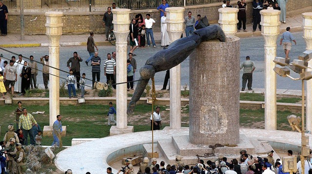 Saddam Husseins ra endet im April 2003 &#8211; seine Statue auch.  | Foto: dpa