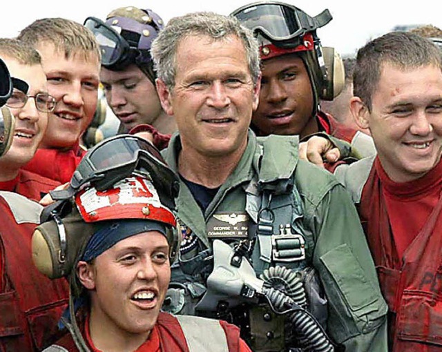 George W. Bush (in Grn) jubelte 2003 ...gzeugtrger Abraham Lincoln zu frh.    | Foto: dpa