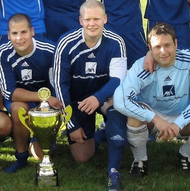 Ein Kbel als Motivation: die Binzger ...rt (von links) mit dem Hotzenwald-Cup   | Foto: FC Binzgen