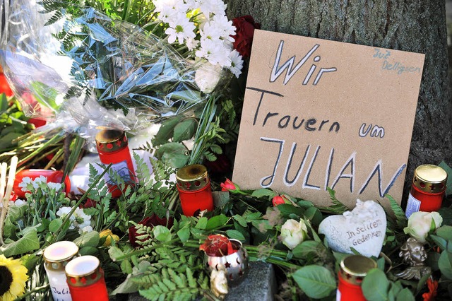 Blumen und Kerzen liegen an der Strae... des fnfjhrigen Julian in Delligsen.  | Foto: dpa