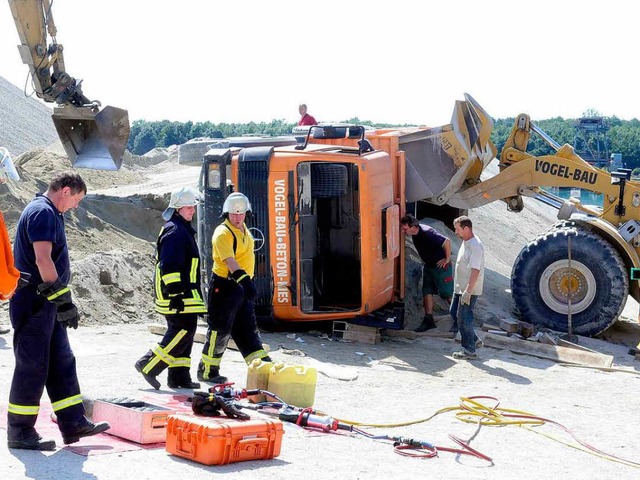 Glck im Unglck &#8211; der Fahrer de...im Kieswerk wurde nur leicht verletzt.  | Foto: Wolfgang Knstle