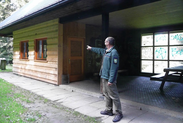 Stadtfrster Dierk Weipfennig zeigt d...schlossenen Raum der Walldliegehalle.   | Foto: peter stellmach