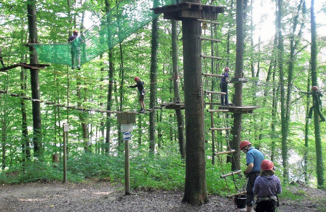 Ganz schn mutig: Kinder und Jugendliche im Bombacher Kletterparcours.   | Foto: Daniel Mandel