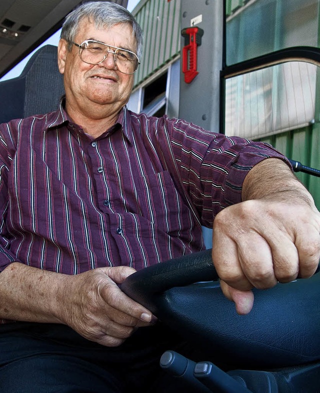 Ein Mann, ein Bus: Klaus Fackler sitzt...en vorne links - seit ber 40 Jahren.   | Foto: Hagen Schnherr