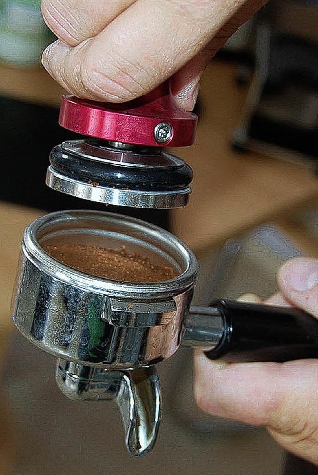 Das Pulver mit 20 Kilo anpressen, aufb...fertig ist Markus Ehrlachers Espresso.  | Foto: Ulrike Derndinger
