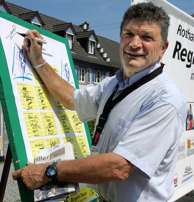 Symbolische Signatur: Radsportlegende ...ie Teilnehmerliste der Regio-Tour ein.  | Foto: Markus Maier