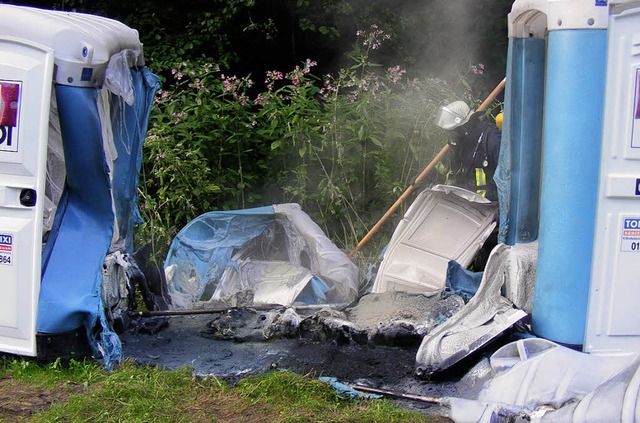 Dahingeschmolzen: Toi-Toi-Huschen nach Brandanschlag.   | Foto: Polizei