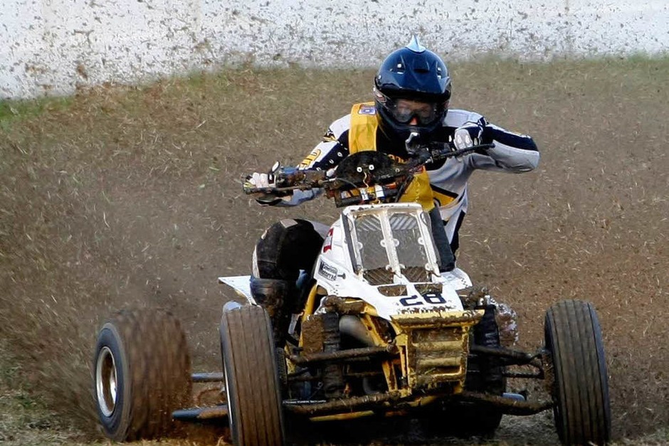 Keine Angst vor Schlamm: Motorrad- und Quad-Fahrer auf der Grasbahn in Hertingen. (Foto: Tarek Mostafa) Keine Angst vor Schlamm: Motorrad- und Quad-Fahrer auf der Grasbahn in Hertingen. (Foto: Tarek Mostafa)