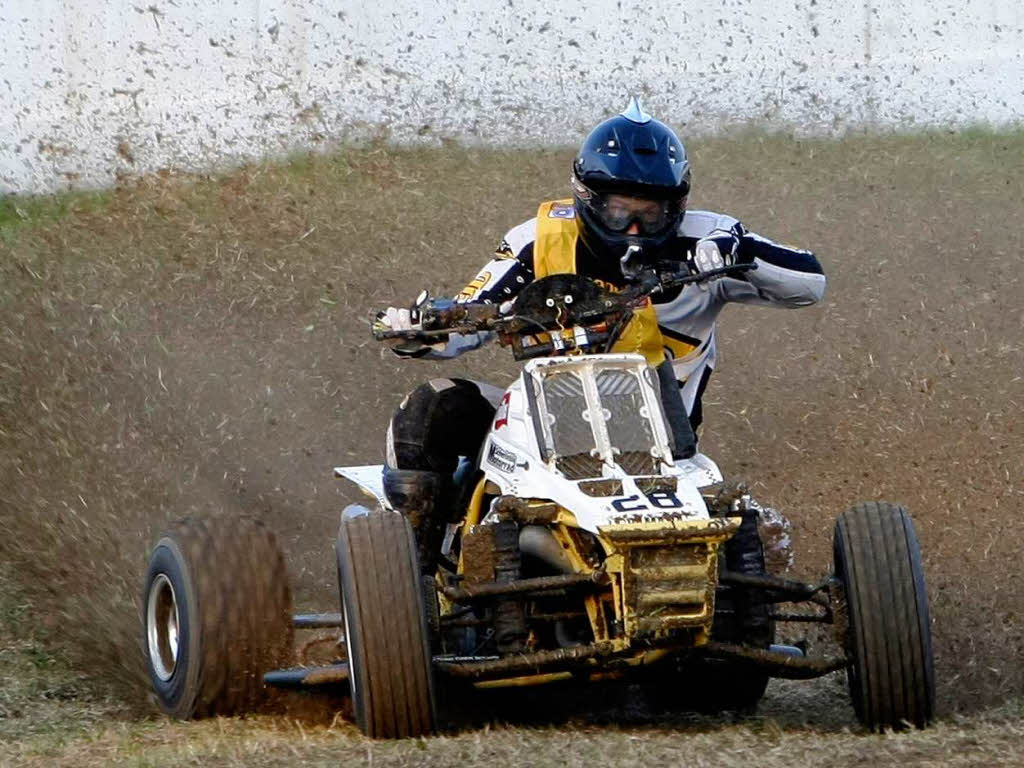 Keine Angst vor Schlamm: Motorrad- und Quad-Fahrer auf der Grasbahn in Hertingen.