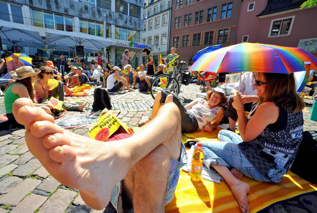 Protest gegen lngere Laufzeiten fr Kernkraftwerke - mit Liegestuhl und Sonnenschirm