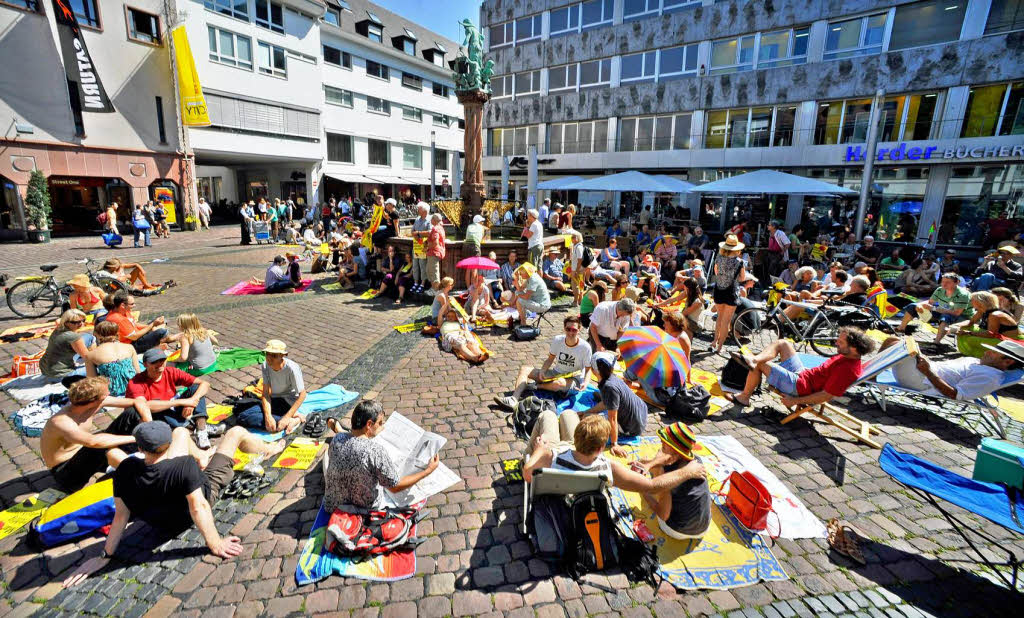 Protest gegen lngere Laufzeiten fr Kernkraftwerke - mit Liegestuhl und Sonnenschirm