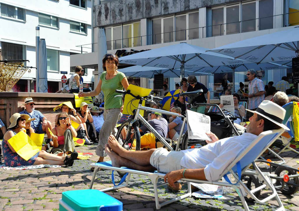 Protest gegen lngere Laufzeiten fr Kernkraftwerke - mit Liegestuhl und Sonnenschirm