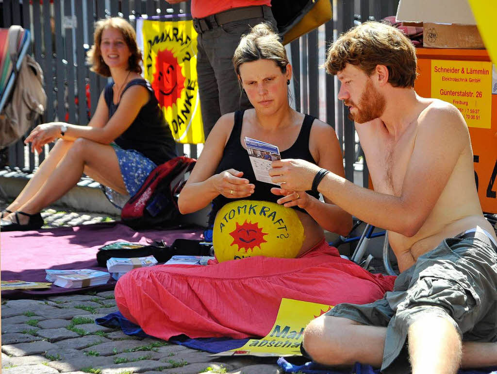 Protest gegen lngere Laufzeiten fr Kernkraftwerke - mit Liegestuhl und Sonnenschirm