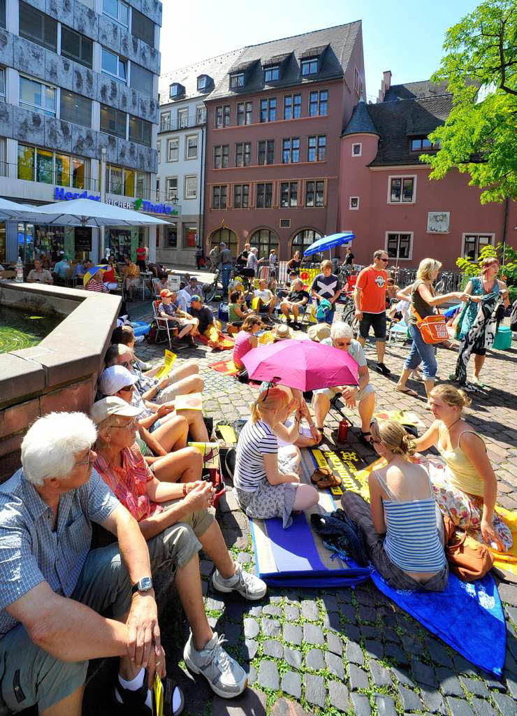 Protest gegen lngere Laufzeiten fr Kernkraftwerke - mit Liegestuhl und Sonnenschirm