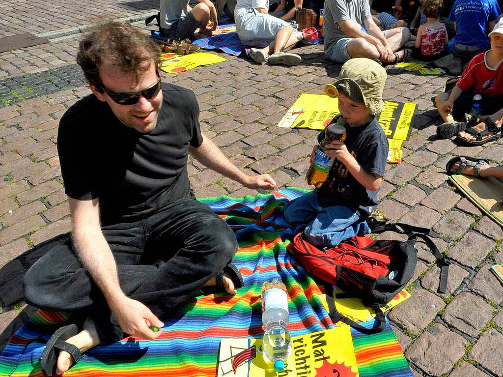 Protest gegen lngere Laufzeiten fr Kernkraftwerke - mit Liegestuhl und Sonnenschirm