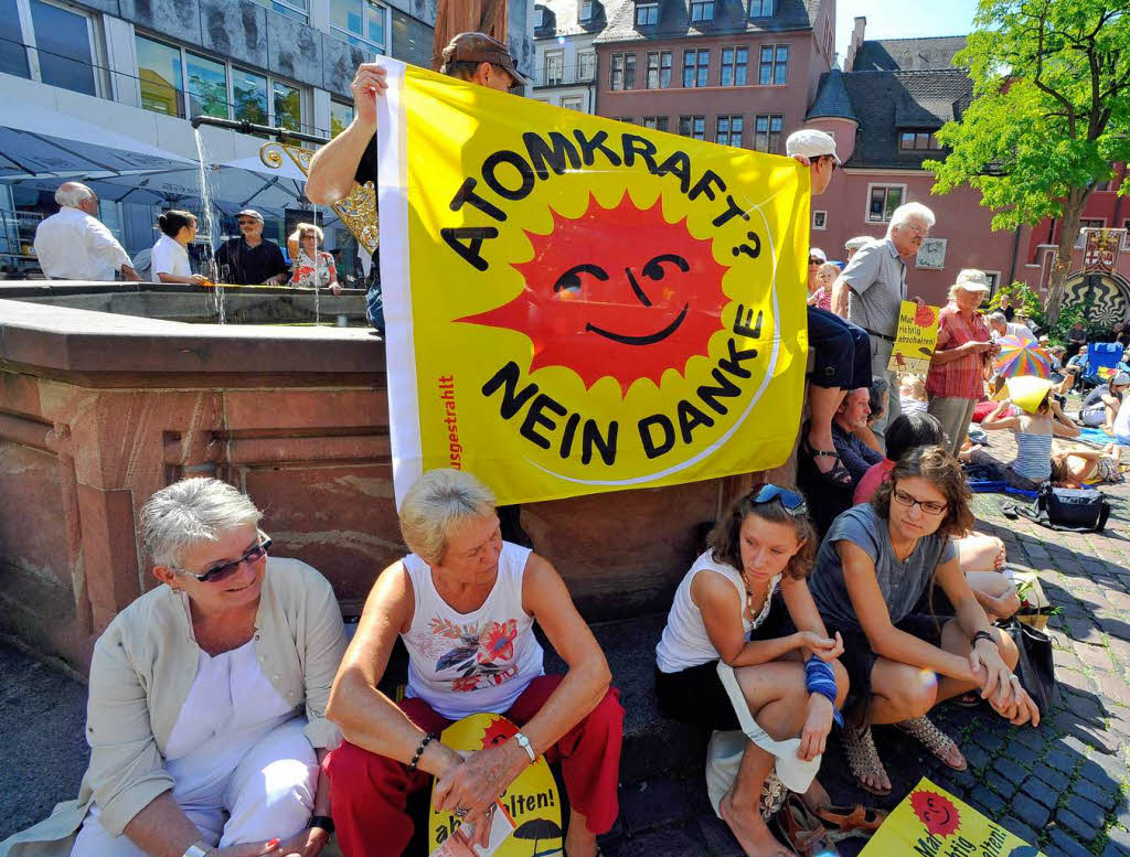 Protest gegen lngere Laufzeiten fr Kernkraftwerke - mit Liegestuhl und Sonnenschirm