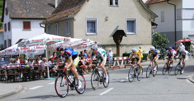 In rasanter Fahrt jagt das Peloton bei...6.  Regio-Tour durch Kiechlinsbergen.   | Foto: Roland Vitt