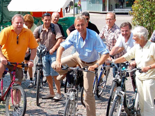 Der CDU-Bundestagsabgeordnete Armin Sc... ging  mit dem Fahrrad auf Sommertour.  | Foto: Susanne Mller