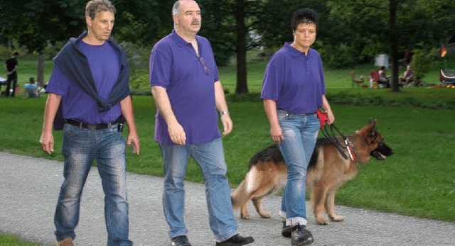 Trio mit Schferhund: die Parkwchter ...m Rundgang durch den Dreilndergarten   | Foto: reinhard cremer