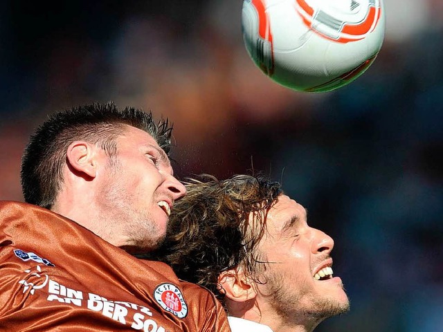 Fabian Boll von St. Pauli kmpft mit d... Hamburger einen Tacken hher springt.  | Foto: dpa